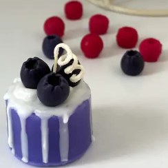 تصویر شمع دکوراتیو مدل کیک بلوبری | فانتزی و خوش‌عطر 