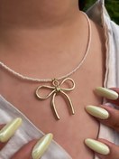 تصویر گردنبند زنانه منجوقی سفید (مروارید ترمه) با پلاک استیل طلایی مدل پاپیون White Beaded Necklace with Gold Stainless Steel Bow Pendant – Elegant Bow Collection