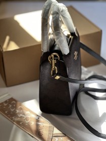 تصویر کیف کوچ ایستاده 