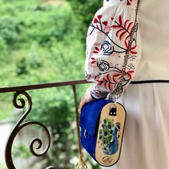 تصویر کیف رودوشی طرح طاووس آبرنگی چرم طبیعی اشبالت رنگ آبی کاربنی 