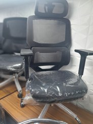 تصویر مبلمان اداری صندلی مدیریت پشت توری میز مدیریت وکمد های بایگانی 