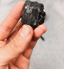 تصویر تورمالین گوهر سنگ محافظ ۲۰ گرم 