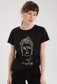 تصویر تی شرت نخی آستین کوتاه طرحدار زنانه 