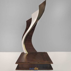 تصویر تندیس چوبی با پایه جام 