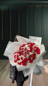 تصویر دسته گل ۶۰ شاخه رز قرمز با ژیپسوفیلا|گلفروشی فلورسا کد۲۹۱ 60 red roses bouquet with gypsophila|floressaflowers code 291
