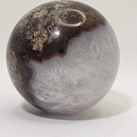 تصویر گوی سنگ عقیق قطر ۶ سانت با پایه چوبی 