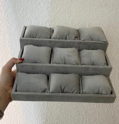 تصویر استند دستبند و ساعت بالشت دار پله ای - طوسی 