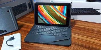 تصویر تبلت ویندوزی hp Pro Tablat 10 ee G1 به همراه کیبورد اورجینال و قلم مدل: (pro 10ee g1 ram2/ssd64 booklet)/کالا استوک تمیز می باشد.