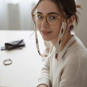 تصویر بند عینک گلدوزی رز 