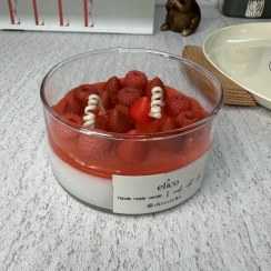 تصویر شمع لیوانی دسر توت‌فرنگی و رزبری (دو فتیله با پارافین ژله‌ای و ماکرووکس) 