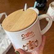 تصویر ماگ سرامیکی با درب بامبوو قاشق دار طرح استارباکس 
