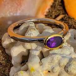 تصویر انگشتر نقره با سنگ‌آمیتیس دستساز زنانه تک نسخه Handmade silver ring with amethyst stone