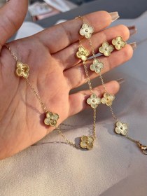 تصویر ساعت کوشی طلایی و آیتم های ست 