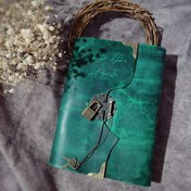 تصویر دفتر قفلدار چرمی ، چرم گاوی افکتی کریزی رنگ سبز، ۲۰ در ۱۵, صد برگ کاغذ نخودی رنگ خطدار، حکاکی شده و قفلدار 