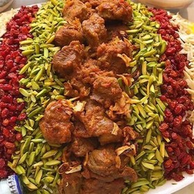 تصویر قیمه نثار پرملات همراه باگوشت و زعفران مغز بادام و پسته و زرشک فراوان با برنج ایرانی 