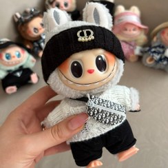 تصویر عروسک لبوبو با لباس دیور و کلاه بافتنی 