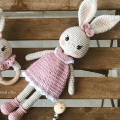 تصویر خرگوش بازیگوش صورتی(عروسک بافتنی خرگوش دخترانه مناسب سیسمونی و هدیه) 