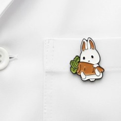 تصویر سنجاق سینه خرگوش هویج دوست 