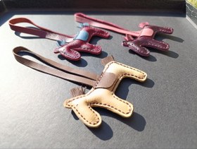 تصویر چارم بگ و آویز چرمی اسب Charm bag