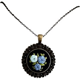 تصویر گردنبند گلدوزی گل رز آبی 