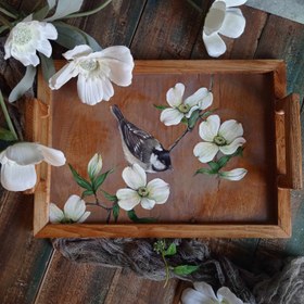 تصویر سینی چوبی با پرنده و گل های سفید 