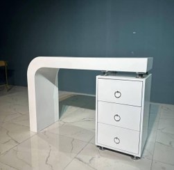 تصویر میز ناخن یا آرایش 