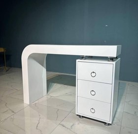 تصویر میز ناخن یا آرایش 