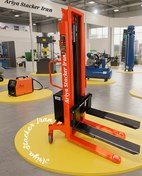 تصویر استاکر برقی ظرفیت ۲ تن حداکثر ارتفاع ۳ متر برند آریا Electric stacker with a capacity of 2 tons and a maximum height of 3 meters