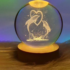 تصویر چراغ خواب مدل گوی کریستالی ۳D طرح دلفین و قلب 