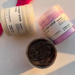 تصویر اسکراب بدن قهوه ۴۰۰ گرمی با بافت روغن 