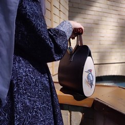 تصویر کیف دسته چوبی طرح هدهد 