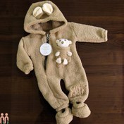 تصویر سرهمی نوزاد تدی کلاه دار خزدار عروسکدار رنگ شیری و نسکافه ای 