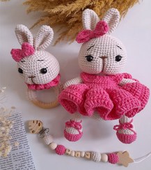 تصویر عروسک و جغجغه بافتنی طرح خرگوش 