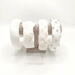 تصویر تل‌مجلسی‌مخمل سفید(با اسکرانچی سِت) 