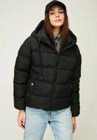 تصویر مانتو زمستانی پف دار ضد باد فیبر کلاهدار مشکی زنانه برند QAWWA ( قوا ) به رنگ مشکی در دسته کت، پالتو و کاپشن زنانه 