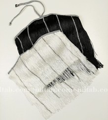 تصویر کراپ تاپ سرخپوستی ریش ریشی با کاپ 