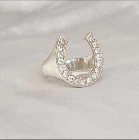 تصویر انگشتر نقره نعل نگیندار Silver horse shoe ring