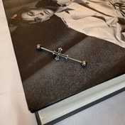 تصویر پرسینگ محوری گوش طرح صلیب 