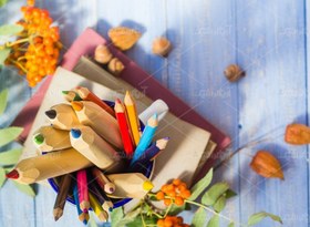 تصویر عکس با کیفیت از مداد رنگی های داخل لیوان 