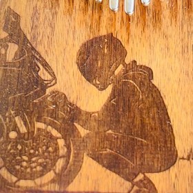 تصویر کالیمبا دست ساز باروک طرح موتور سوار چوب گردو 