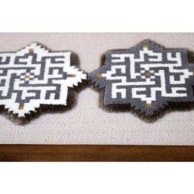 تصویر 102826-تابلو فرش ذکر علی-دو ستاره ایرانی-طرح دستباف نقش برجسته 1500 شانه-قاب چوبی 20در29سانت عمودی افقی-فرش گیفت 