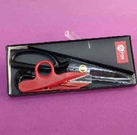 تصویر قیچی pin نمره ۸ دسته مشکی همراه با سرنخ زن 