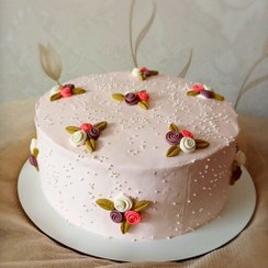 تصویر کیک تولد شکلاتی خانگی با فیلینگ موز و گردو طرح گل عاشقانه قابل سفارش با طرح دلخواه شما 