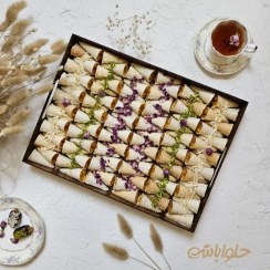 تصویر سینی ترحلوای زعفرانی با نان قیفی 