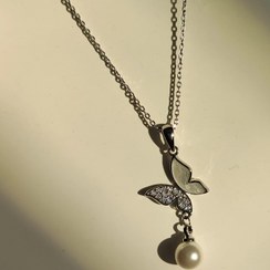 تصویر گردنبند مینیمال طرح پروانه با آویز مرواریدی Butterfly design with pearl pendant