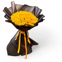 تصویر دسته گل رز زرد ۸۰ شاخه با کاغذ مشکی 