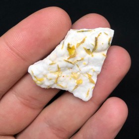 تصویر کانی ولفنیت نارنجی رنگ بر روی بستر کلسیت کلکسیونی wulfenite