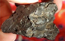 تصویر یک قطعه شهابسنگ کوچک آهن دار بدون سند رسمی 