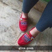 تصویر گیوه گلدوزی شده رنگ قرمز ابریشمی رنگ ثابت 