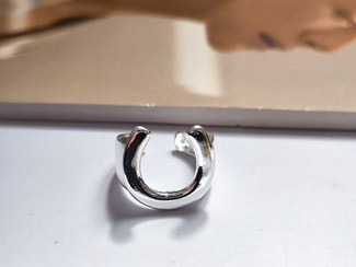 تصویر انگشتر زنانه برند فشن مدل نعل اسب استیل رنگ ثابت Women's ring, horseshoe model